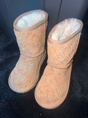 UGG CLASSIC ll GRAPHIC STITCH KID BOOTS